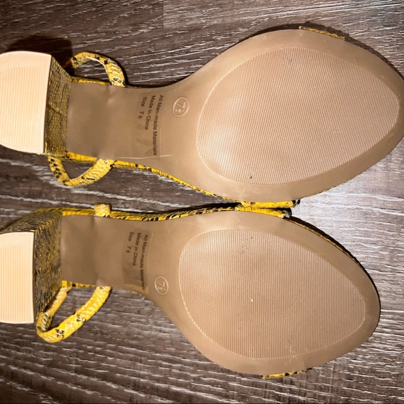 Yellow/ snake print beautiful sandal - Picture 5 of 5